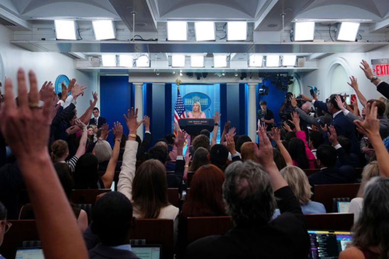 La secretaria de prensa de la Casa Blanca, Karoline Leavitt, habla con reporteros en la Sala de Prensa James Brady de la Casa Blanca, el jueves 16 de julio de 2026, en Washington. (AP Foto/Julia Demaree Nikhinson)