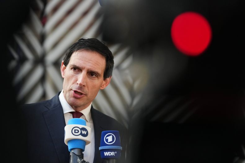 El comisario europeo de Clima, Wopke Hoekstra, habla con los medios de comunicación a su llegada a una reunión de ministros de Medio Ambiente de la UE en Bruselas, Bélgica, el martes 4 de noviembre de 2025. (AP Foto/Virginia Mayo)