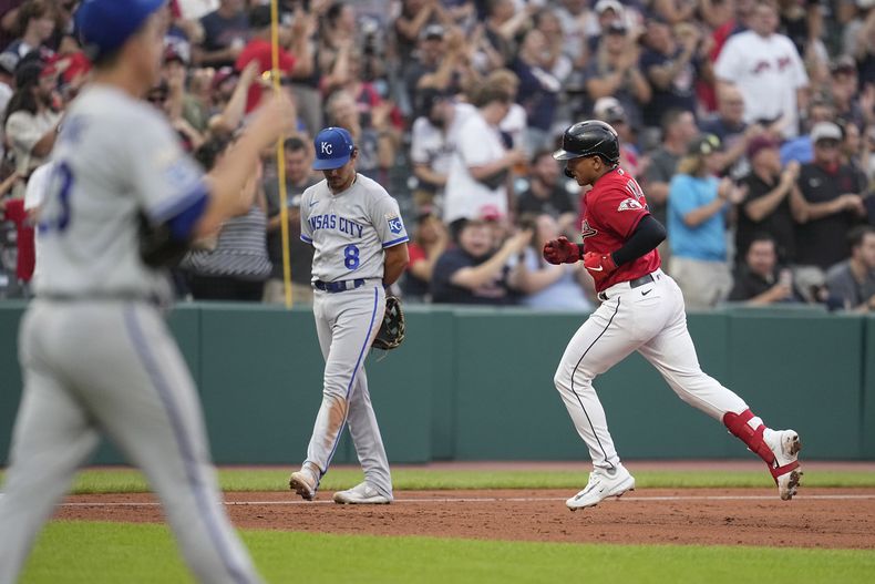 Bo Naylor, de los Guardianes de Cleveland, recorre las bases luego de conectar un jonrón en el juego del martes 25 de julio de 2023, ante los Reales de Kansas City (AP Foto/Sue Ogrocki)