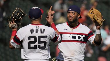 El tercera base cubano Yoán Moncada junto al primera base Andrew Vaughn celebran la victoria de los Medias Blancas sobre los Atléticos de Oakland, en Chicago. Domingo 27 de agosto de 2023. (AP Foto/Nam Y. Huh)