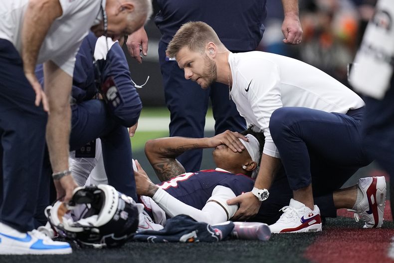 El wide receiver de los Texans de Houston Tank Dell es atendido luego de lesionarse en la primera mitmad delj uego de NFL ante los Broncos de Denver, el domingo 3 de diciembre, en Houston. (AP Foto/Eric Gay)
