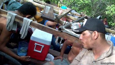 americateve | Un grupo de balseros cubanos debió beber su propia sangre y orina después de que falló el motor de su improvisado bote.