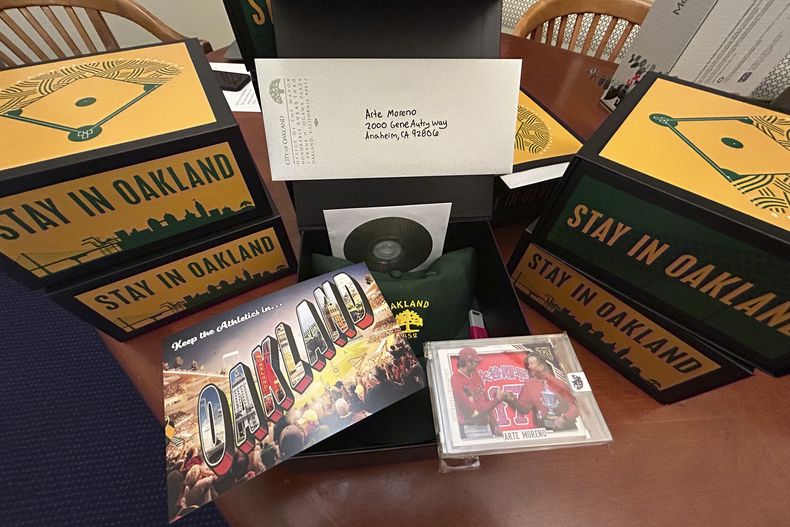 En esta foto proporcionada por Stephen Lucero, aparecen las cajas enviadas a dueños de equipos de las mayores por seguidores de los Atléticos de Oakland para pedirles que rechacen con su voto la mudanza del equipo a las Vegas (Stephen Lucero via AP)