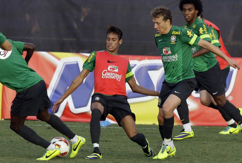 El jugador de la selecci&oacute;n brasile&ntilde;a, Neymar, centro, disputa un bal&oacute;n en un entrenamiento el jueves, 14 de noviembre de 2013, en Miami. (AP Photo/Javier Galeano)