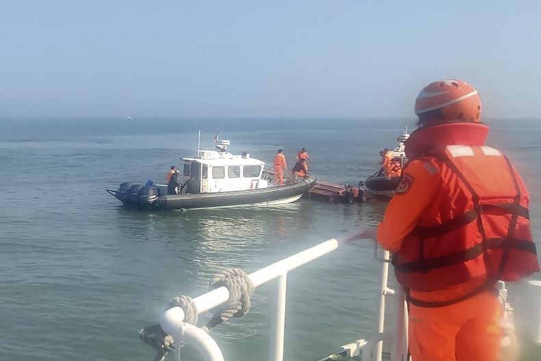 En esta foto distribuida por la Guardia Costera taiwanesa, guardias inspeccionan una nave que naufragó durante una persecución frente a la costa del archipiélago Kinmen en Taiwán, miércoles 14 de febrero de 2024. El buque sin nombre estaba navegando a una milla náutica de un islote de Kinmen y se encontraba allí sin derecho, según la Administración de la Guardia Costera. Cuatro pescadores cayeron al agua, dos sobrevivieron y estaban en buen estado, pero los intentos de resucitación de los otros dos fallaron, dijo el vicedirector de la Guardia Costera en Kinmen, Chen Jien-wen, a la TV local. (Administración de la Guardia Costera de Taiwán via AP)