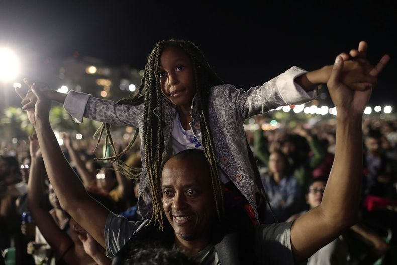 Fans vitorean mientras ven el concierto gratuito de Lady Gaga en la playa de Copacabana, en Río de Janeiro, el domingo 4 de mayo de 2025. (Foto AP/Bruna Prado)