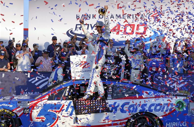 Kyle Larson, en el centro, celebra en Victory Lane después de ganar una carrera de autos de la NASCAR Cup Series en Charlotte Motor Speedway en Concord, Carolina del Norte, el domingo 13 de octubre de 2024. (AP Foto/Chuck Burton)