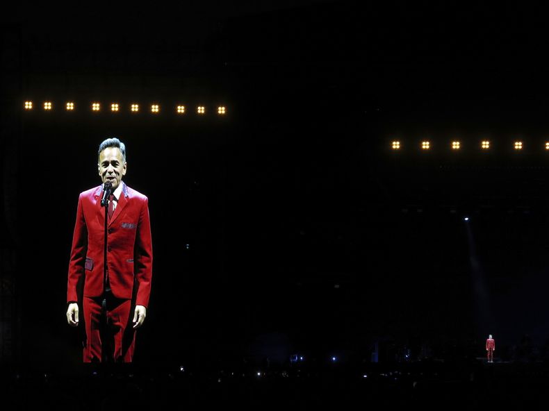 Rubén Albarrán de la banda mexicana Café Tacvba se proyecta en una pantalla gigante durante el concierto del 35 aniversario de la banda, en el Estadio GNP, en la Ciudad de México, el jueves 5 de diciembre de 2024.