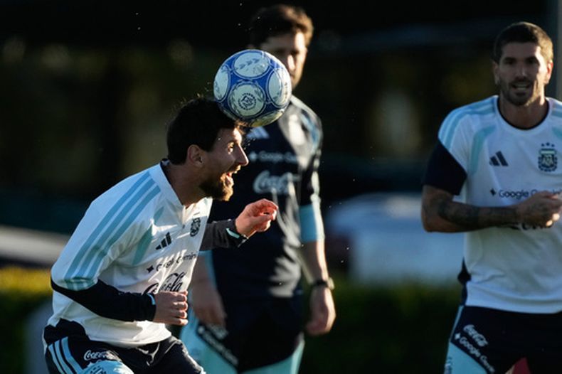 Lionel Messi cabecea el balón durante un entrenamiento de cara a su último partido con la selección de Argentina, un amistoso contra Benín, el lunes 5 de octubre de 2026, en Buenos Aires. (AP Foto/Gustavo Garello)