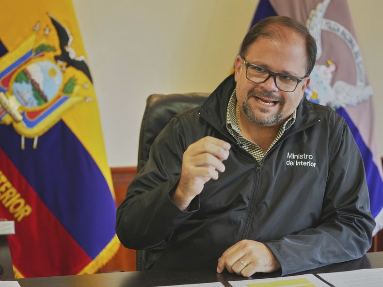 El ministro del Interior de Ecuador, John Reimberg, concede una entrevista en su despacho en Quito, Ecuador, el jueves 13 de marzo de 2025. (Foto AP/Dolores Ochoa)