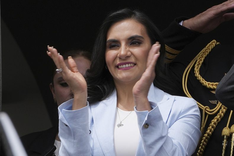 ARCHIVO - La vicepresidenta de Ecuador, Verónica Abad, asiste a una ceremonia de cambio de guardia en el palacio de gobierno de Carondelet en Quito, Ecuador, el 28 de noviembre de 2023. (AP Foto/Dolores Ochoa, Archivo)