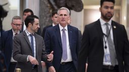 ARCHIVO - El presidente de la Cámara de Representantes, Kevin McCarthy, se dirige al recinto, 26 de setiembre de 2023 en el Capitolio, Washington. (AP Foto/J. Scott Applewhite, File)