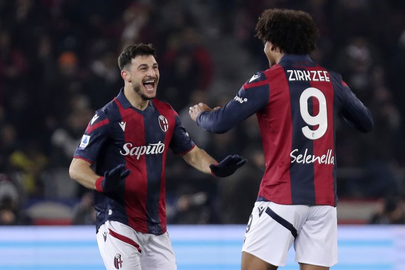 Riccardo Orsolini del Bologna celebra con su compañero Joshua Zirkzee tras anotar el primer gol de su equipo en la victoria ante la Fiorentina en la Serie A el miércoles 14 de febrero del 2024.(Michele Nucci/LaPresse via AP)