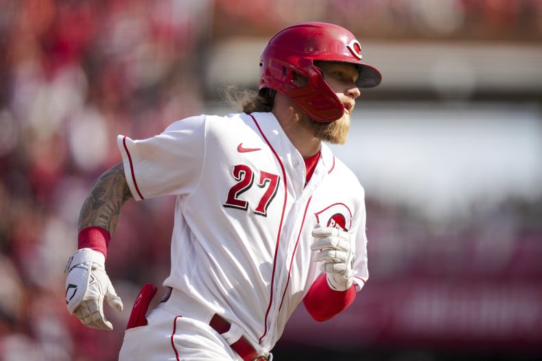 Jake Fraley, de los Rojos de Cincinnati, recorre las bases tras conectar un jonrón solitario en el juego del sábado 22 de julio de 2023, ante los Aiamondbacks de Arizona (AP Foto/Aaron Doster)
