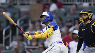 El venezolano Ronald Acuña Jr., de los Bravos de Atlanta, batea un jonrón de dos carreras en el duelo del sábado 29 de julio de 2023, ante los Cerveceros de Milwaukee (AP Foto/John Bazemore)