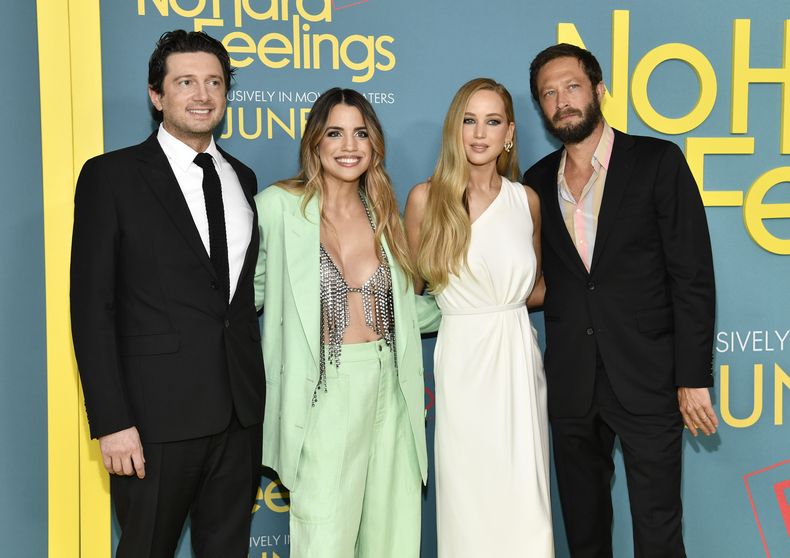 El director Gene Stupnitsky, de izquierda a derecha, Natalie Morales, Jennifer Lawrence y Ebon Moss-Bachrach en el estreno de No Hard Feelings en el cine AMC Lincoln Square el martes 20 de junio de 2023 en Nueva York. (Foto Evan Agostini/Invision/AP)