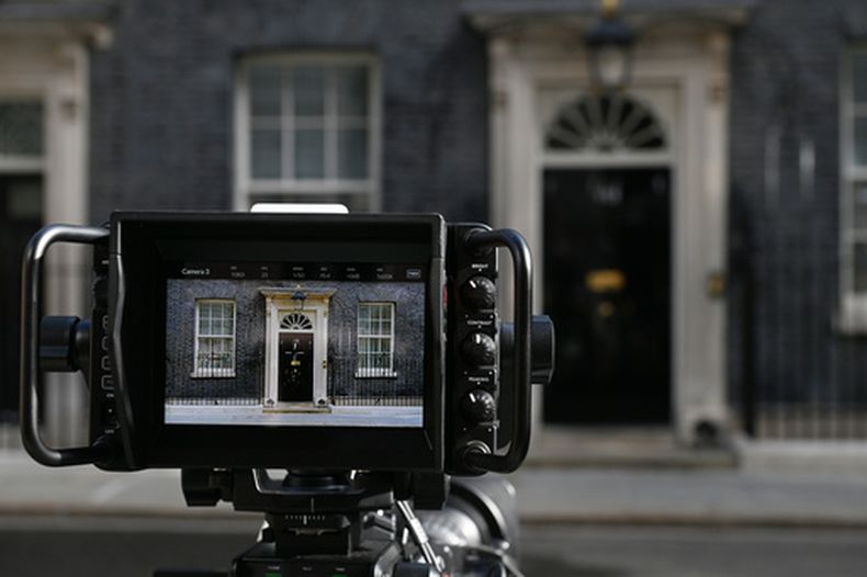 Una cámara apunta a la residencia oficial del primer ministro británico el día en que se espera que el líder laborista Andy Burnham se convierta en primer ministro, sucediendo a Keir Starmer, en Londres, el lunes 20 de julio de 2026.(AP Foto/Thomas Krych)