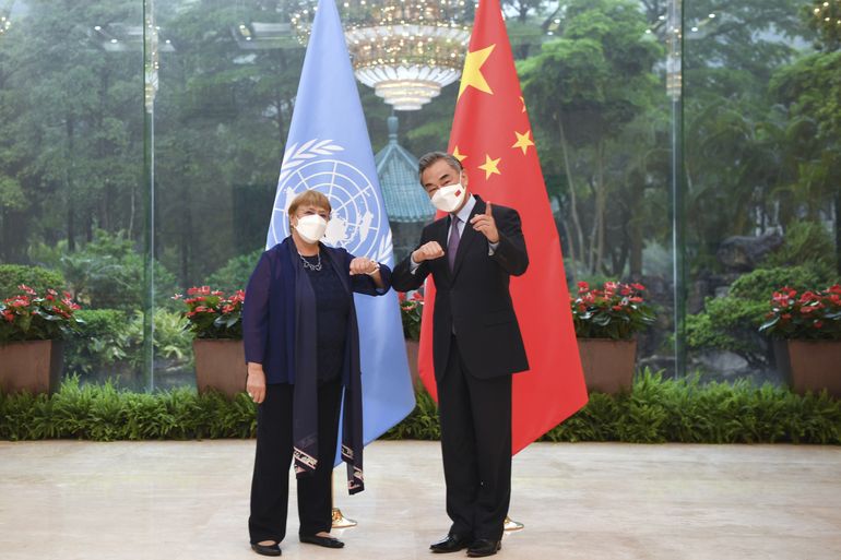 Canciller chino recibe a Bachelet en el inicio de su visita