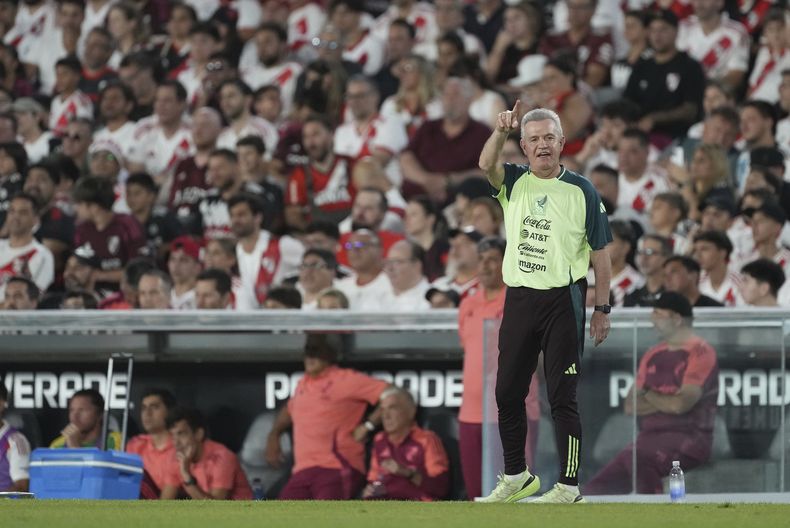 El entrenador de México, Javier Aguirre da instrucciones a sus jugadores durante un partido ante el River Plate en el estadio Monumental en Buenos Aires, Argentina, el martes 21 de enero del 2025. (AP Foto/Gustavo Garello)