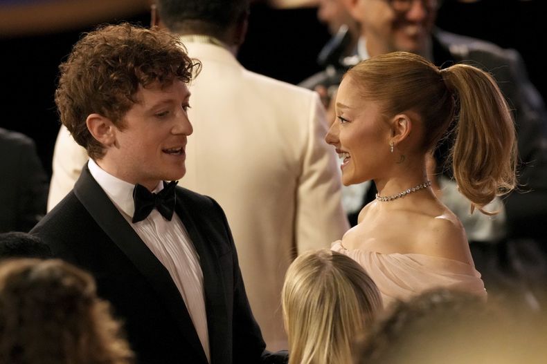 Ethan Slater, izquierda, habla con Ariana Grande en la 31ª edición anual de los Premios SAG el domingo 23 de febrero de 2025 en el Shrine Auditorium de Los Ángeles. (Foto AP/Chris Pizzello)