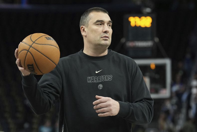 ARCHIVO - El entrenador asistente de los Warriors de Golden State Dejan Milojevic previo a un partido contra los Pelicans de Nueva York, el martes 28 de marzo de 2023. (AP Foto/Darren Yamashita)