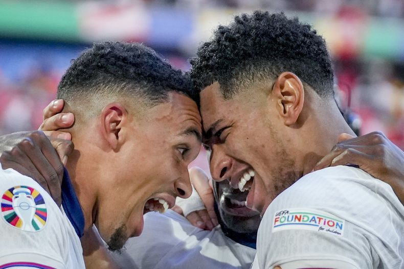 Jude Bellingham (derecha) y Trent Alexander-Arnold festejan la victoria de Inglaterra en penales sobre Suiza para definir el duelo de cuartos de final de la Eurocopa, disputado el sábado 6 de julio de 2024, en Düsseldorf, Alemania (AP Foto/Darko Vojinovic)