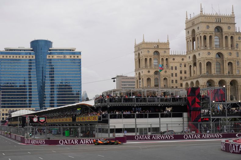 ARCHIVO - Lando Norris al volante de un McLaren durante el Gran Premio de Azerbaiyán de la F1, el 21 de septiembre de 2025, en Bakú. (AP Foto/Darko Bandic)