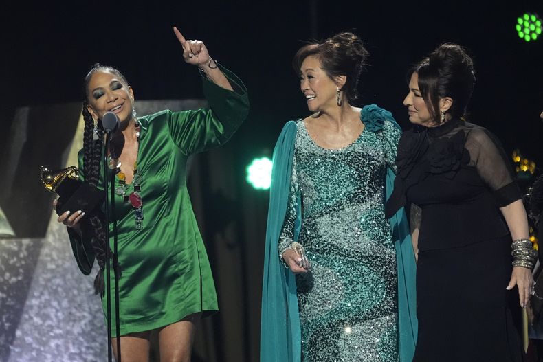 Sheila E., de izquierda a derecha, Mimy Succar y Gloria Estefan aceptan el premio a la mejor interpretación musical mundial por Bemba Colora durante la 67ª entrega anual de los premios Grammy el domingo 2 de febrero de 2025 en Los Ángeles. (Foto AP/Chris Pizzello)