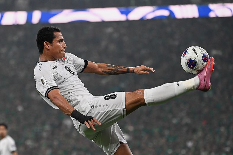Ibrahim Bayesh Al-Kaabawi, de la selección de Irak, despeja el balón durante un partido de la eliminatoria asiática al Mundial, ante Arabia Saudí, disputado el martes 14 de octubre de 2025 en Yeda (AP Foto)