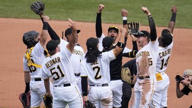 Los Piratas de Pittsburgh celebran la victoria 6-2 ante los Dodgers de Los Ángeles, el jueves 27 de abril de 2023. (AP Foto/Gene J. Puskar)