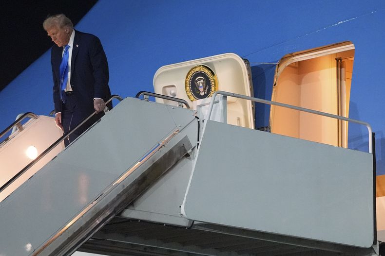 El presidente de EEUU, Donald Trump, llega en el avión presidencial Air Force One al Aeropuerto Internacional John F. Kennedy, en Nueva York, el lunes 22 de septiembre de 2025. (AP Foto/Evan Vucci)