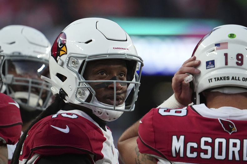 ARCHIVO - Foto del 18 de diciembre del 2022, el receptor de los Cardinals de Arizona DeAndre Hopkins frente a los Broncos de Denver. El viernes 26 de mayo del 2023, los Cardinals dejan ir a Hopkins. (AP Foto/Bart Young, Archivo)
