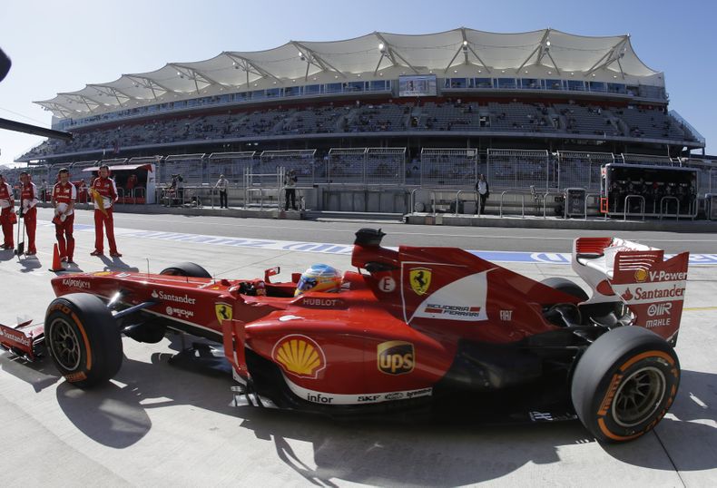 El piloto de Ferrari, Fernando Alonso, aparece en los pits durante una pr&aacute;ctica del GP de Estados Unidos el viernes, 15 de noviembre de 2013, en Austin, Texas. (AP Photo/Darron Cummings)