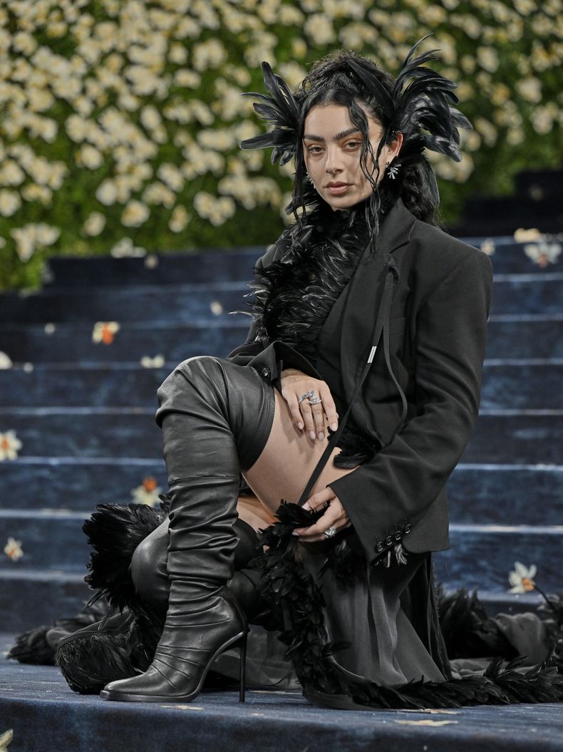 Charli XCX asiste a la gala benéfica del Instituto del Vestido del Museo Metropolitano de Arte que celebra la inauguración de la exposición Superfine: Tailoring Black Style el lunes 5 de mayo de 2025, en Nueva York. (Foto Evan Agostini/Invision/AP)