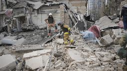 Trabajadores de emergencias inspeccionan los daños tras un ataque aéreo en Kiev, Ucrania, el lunes 25 de marzo de 2024. Cinco personas resultaron heridas en el ataque contra el distrito de Pechersk de Kiev, dos de las cuales fueron hospitalizadas. (AP Foto/Vadim Ghirda)