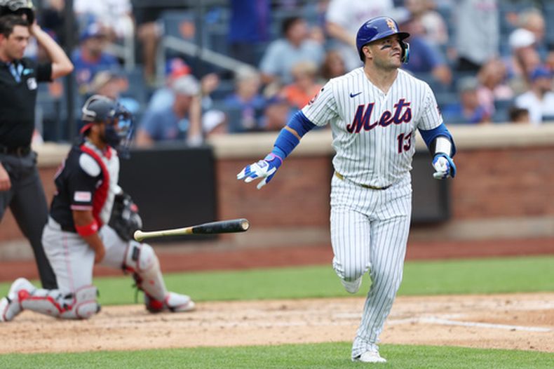 El receptor de los Mets de Nueva York, Luis Torrens (13), observa su jonrón durante la cuarta entrada de un partido de béisbol contra los Nacionales de Washington, el domingo 16 de agosto de 2026, en Nueva York. (Foto AP/Heather Khalifa)