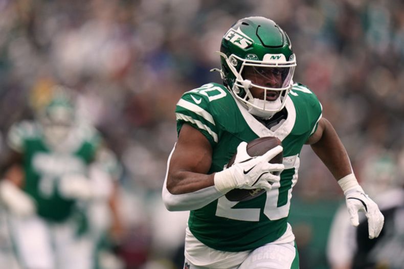 ARCHIVO - Breece Hall, corredor de los Jets de Nueva York, realiza un acarreo durante un partido ante los Patriots de Nueva Inglaterra, el 28 de diciembre de 2025 (AP Foto/Vera Nieuwenhuis, archivo)