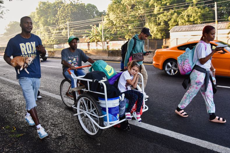 Migrantes cansados de esperar el proceso para legalizar su situación migratoria salen caminando desde Tapachula, en el estado de Chiapas, el miércoles 1 de octubre, 2025. (AP Foto/Edgar H. Clemente)