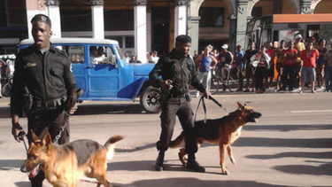 cubanos denuncian la presencia de boinas negras equipados hasta los dientes en la habana