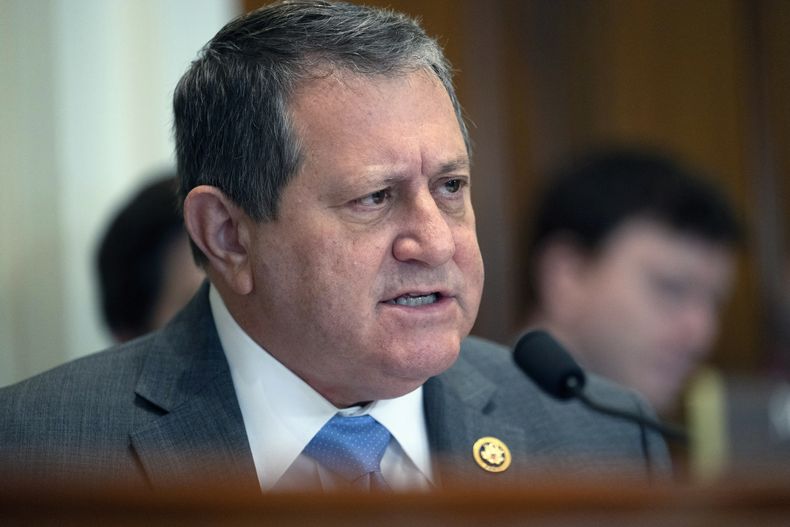 ARCHIVO - El representante Joe Morelle, demócrata por Nueva York, interroga a un testigo durante una audiencia de la Comisión de Administración de la cámara baja del Congreso de EEUU sobre el voto de los no ciudadanos en las elecciones estadounidenses en el Capitolio, el 16 de mayo de 2024 en Washington. (AP Foto/John McDonnell, Archivo)
