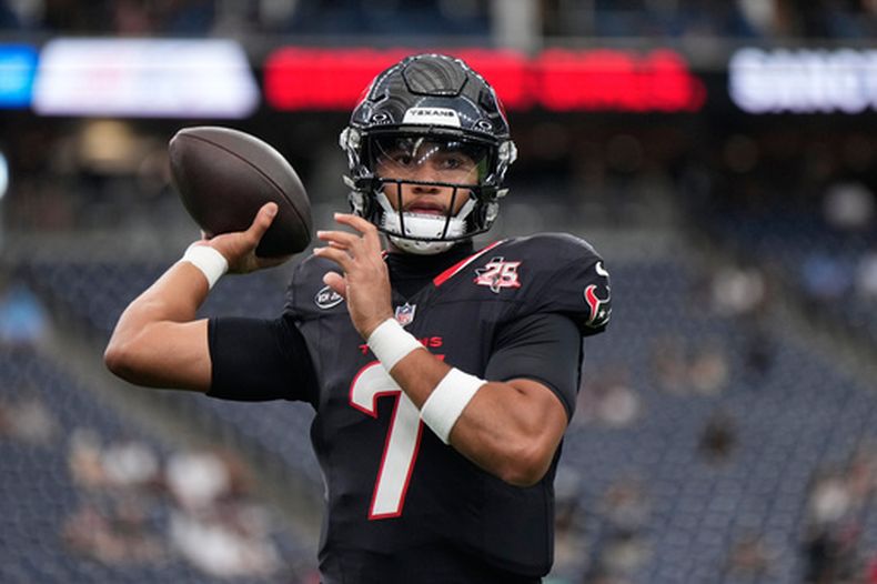 El quarterback de los Texans de Houston C.J. Stroud lanza en el encuentro de pretemporada ante los Raiders de Las Vegas el jueves 20 de agosto del 2026. (AP Foto/Ashley Landis)