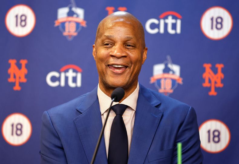 ARCHIVO - Darryl Strawberry, exjardinero de los Mets de Nueva York, habla antes de la ceremonia de retiro de su número, el 1 de junio de 2024, en Nueva York. (AP Photo/Noah K. Murray, Archivo)