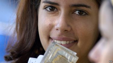 americateve | En el Caribe hay actualmente unas 250.000 personas viviendo con el SIDA, que se distribuyen fundamentalmente en cinco países que aglutinan el 96% de los infectados: Cuba, República Dominicana, Haití, Jamaica y Trinidad y Tobago.