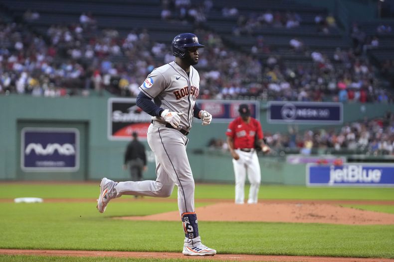 El cubano Yordan Álvarez, de los Astros de Houston, corre hacia home luego de conectar un cuadrangular ante los Medias Rojas de Boston, el martes 29 de agosto de 2023 (AP Foto/Steven Senne)