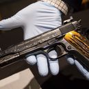 En esta foto, tomada el lunes 23 de diciembre de 2024 en Las Vegas, se muestra la pistola Colt calibre .45 que perteneció al jefe de la mafia Al Capone. Será exhibida por primera vez en el Museo de la Mafia de Las Vegas a partir del 15 de enero de 2025. (AP Foto/Ty ONeil)