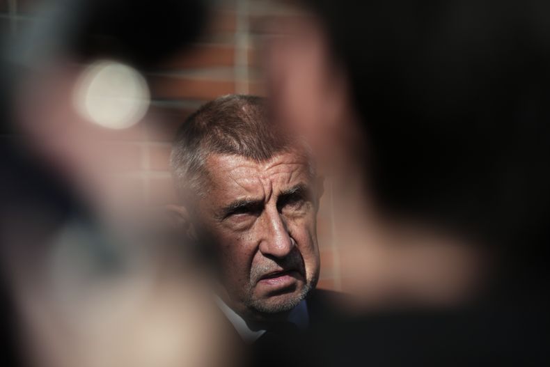 El presidente del movimiento opositor ANO (SÍ) Andrej Babiš habla con los medios de comunicación tras emitir su voto en la elección general en un centro de votación en Ostrava, República Checa, el viernes 3 de octubre de 2025. (AP Foto/Petr David Josek)