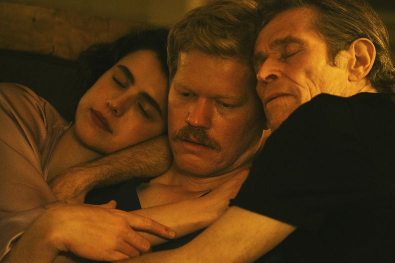 En esta imagen proporcionada por Searchlight Pictures, Margaret Qualley, de izquierda a derecha, Jesse Plemons y Willem Dafoe en una escena de Kinds of Kindness. (Searchlight Pictures vía AP)