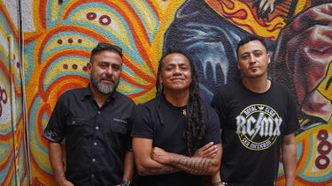 El tecladista Felipe Bustamante, a la izquierda, el percusionista Tanis, al centro, y el saxofonista Missael Oseguera de la banda mexicana de ska Panteón Rococó posan para una foto en la Ciudad de México, el miércoles 10 de septiembre de 2025. (Foto AP/Jon Orbach)