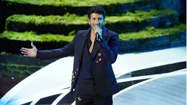 ARCHIVO - Sebastián Yatra canta Dos oruguitas de Encanto en la ceremonia de los premios Oscar el domingo 27 de marzo de 2022 en el Teatro Dolby en Los Ángeles. Yatra recibirá el premio al artsita del año de RIAA el 19 de septiembre de 2023, pocos días después del lanzamiento de su canción Energía bacana. (Foto AP/Chris Pizzello)