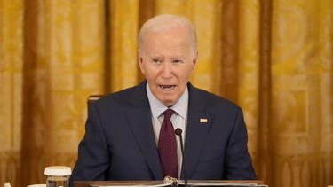 El presidente de Estados Unidos, Joe Biden, interviene en una cumbre trilateral con su homólogo filipino, Ferdinand Marcos Jr., y con el primer ministro de Japón, Fumio Kishida, en la Casa Blanca, Washington, el 11 de abril de 2024. (AP Foto/Mark Schiefelbein)